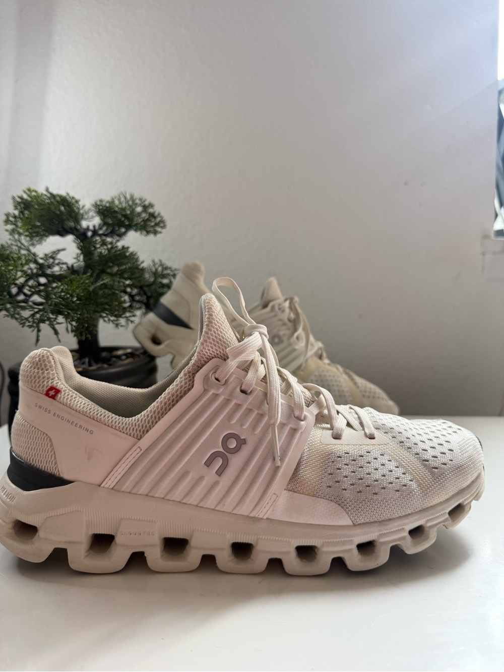 On Running Cloudswift Men size 7.5 Sneakers in Off cream with Gray Accents